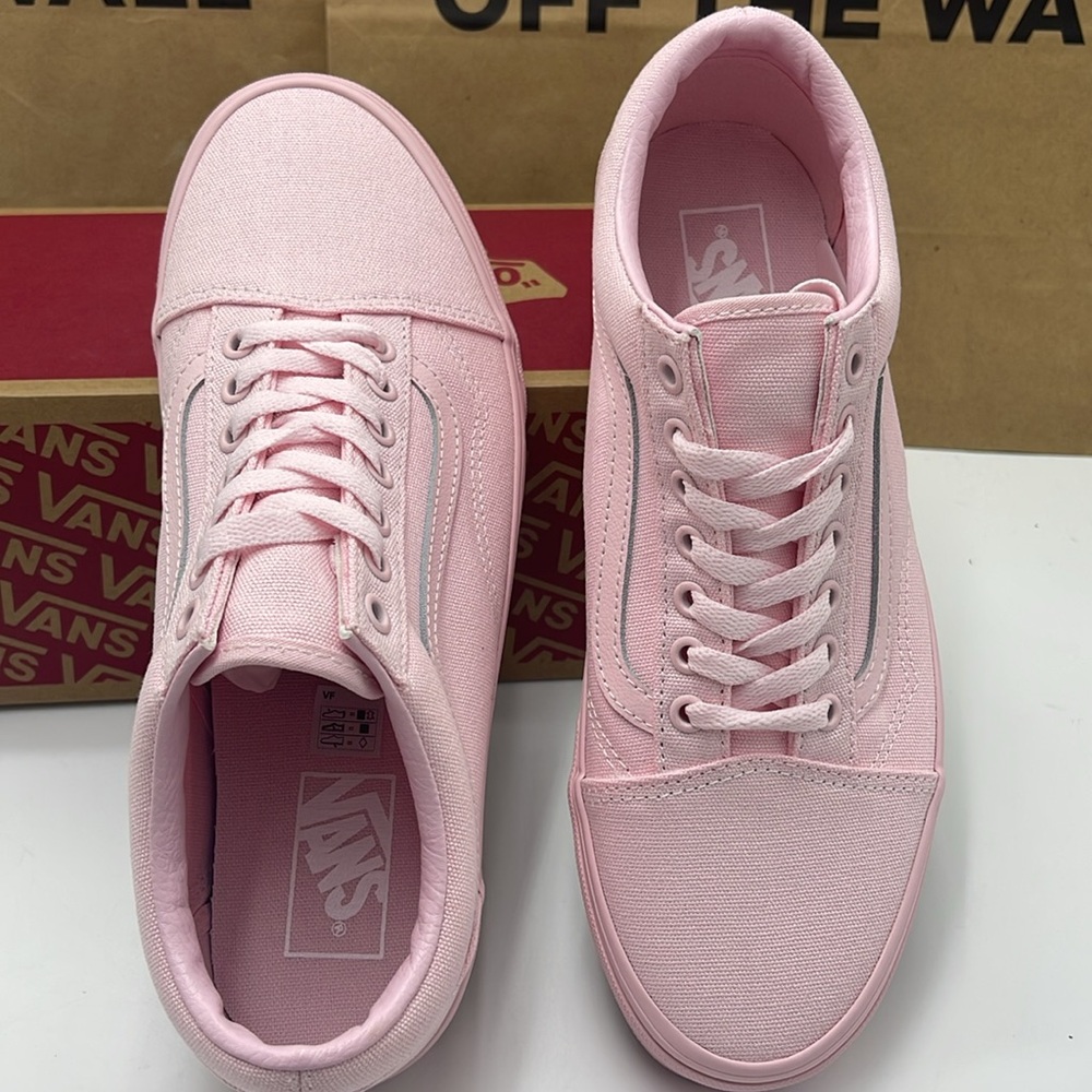 Vans Men’s Pink Sneakers Classic Design Old Skool
Pastel Mono Pink
VN000CT8PNK - Picture 12 of 16